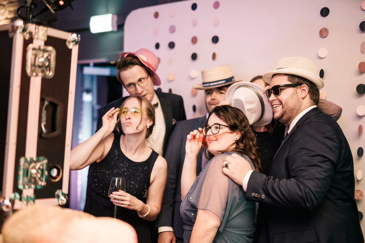 Glückliche Gäste beim fotografieren in einer Fotobox in Hamm