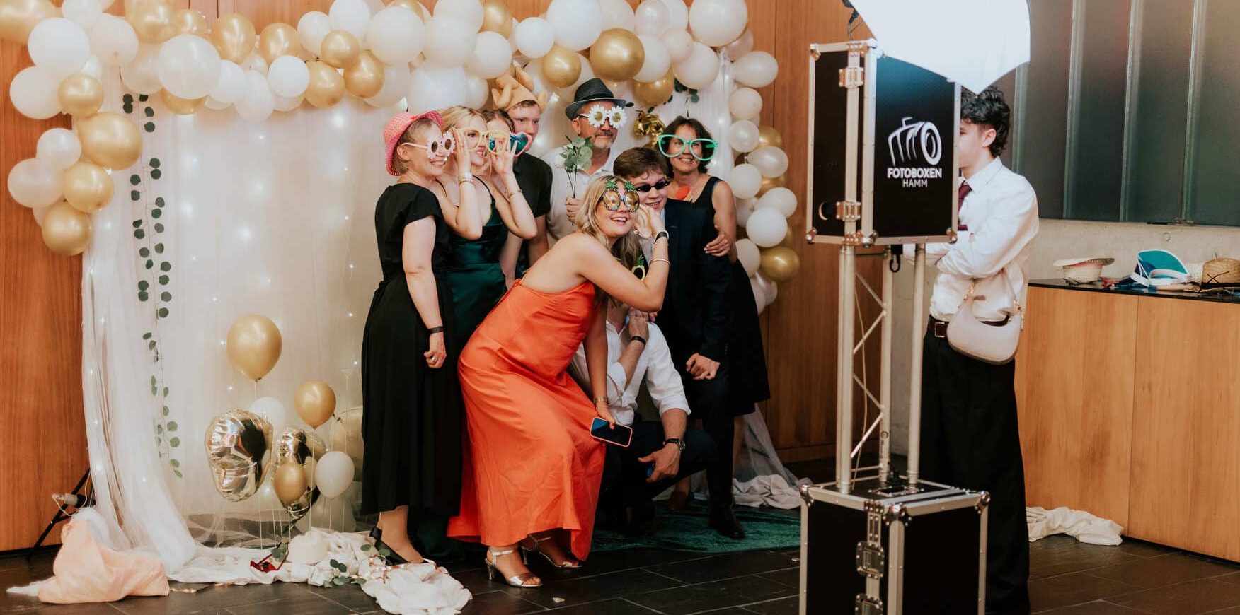 Gäste nutzen Fotobox in Hamm auf einem Abiball