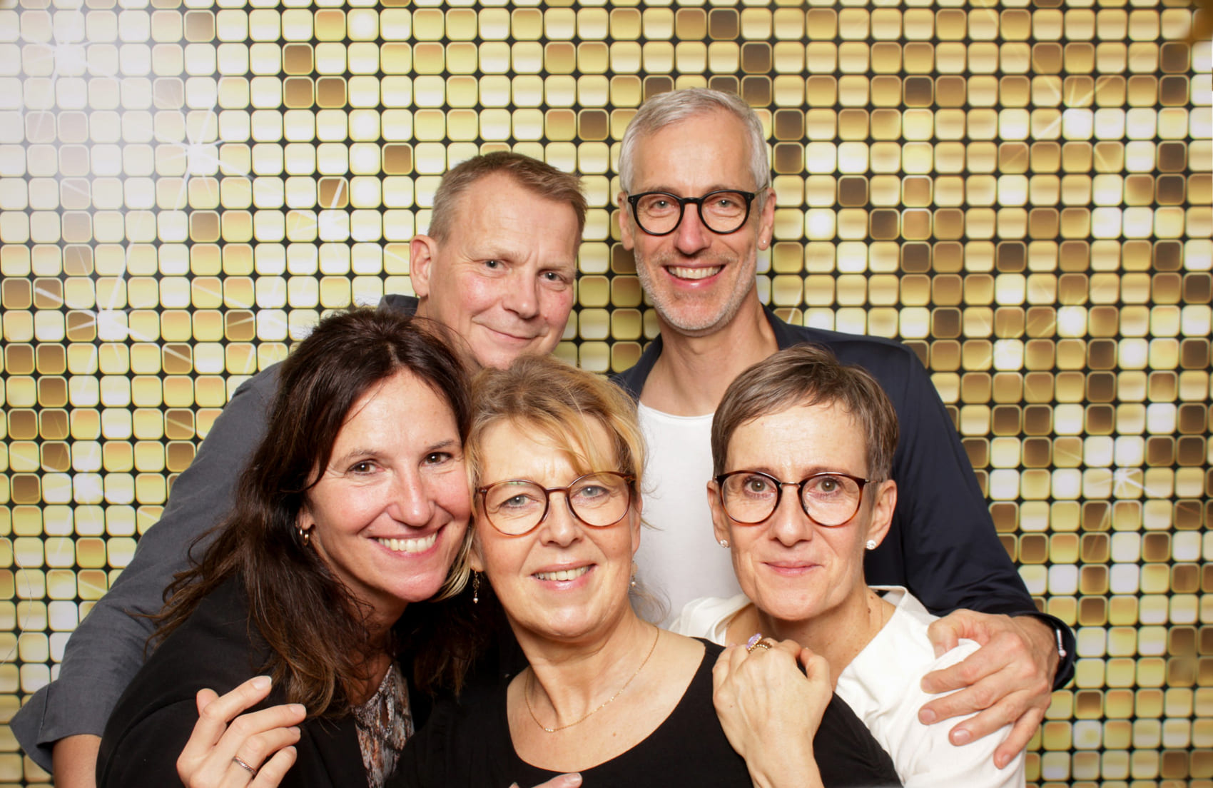Glückliche Gäste nutzen die Fotobox auf einem Geburtstag in Hamm