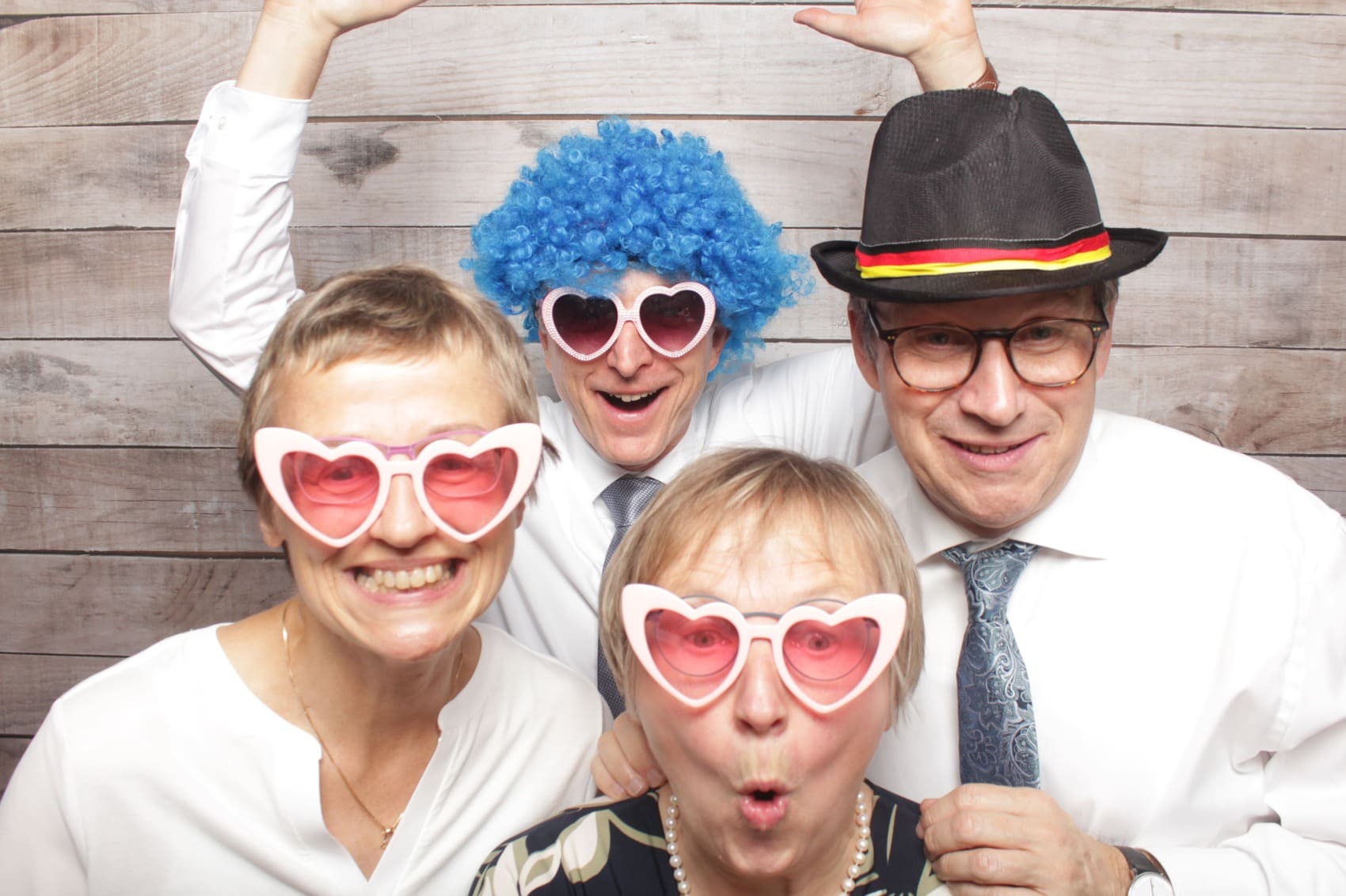 Gäste nutzen die Fotobox in Hamm auf einer Hochzeit mit Brillen und Hüten