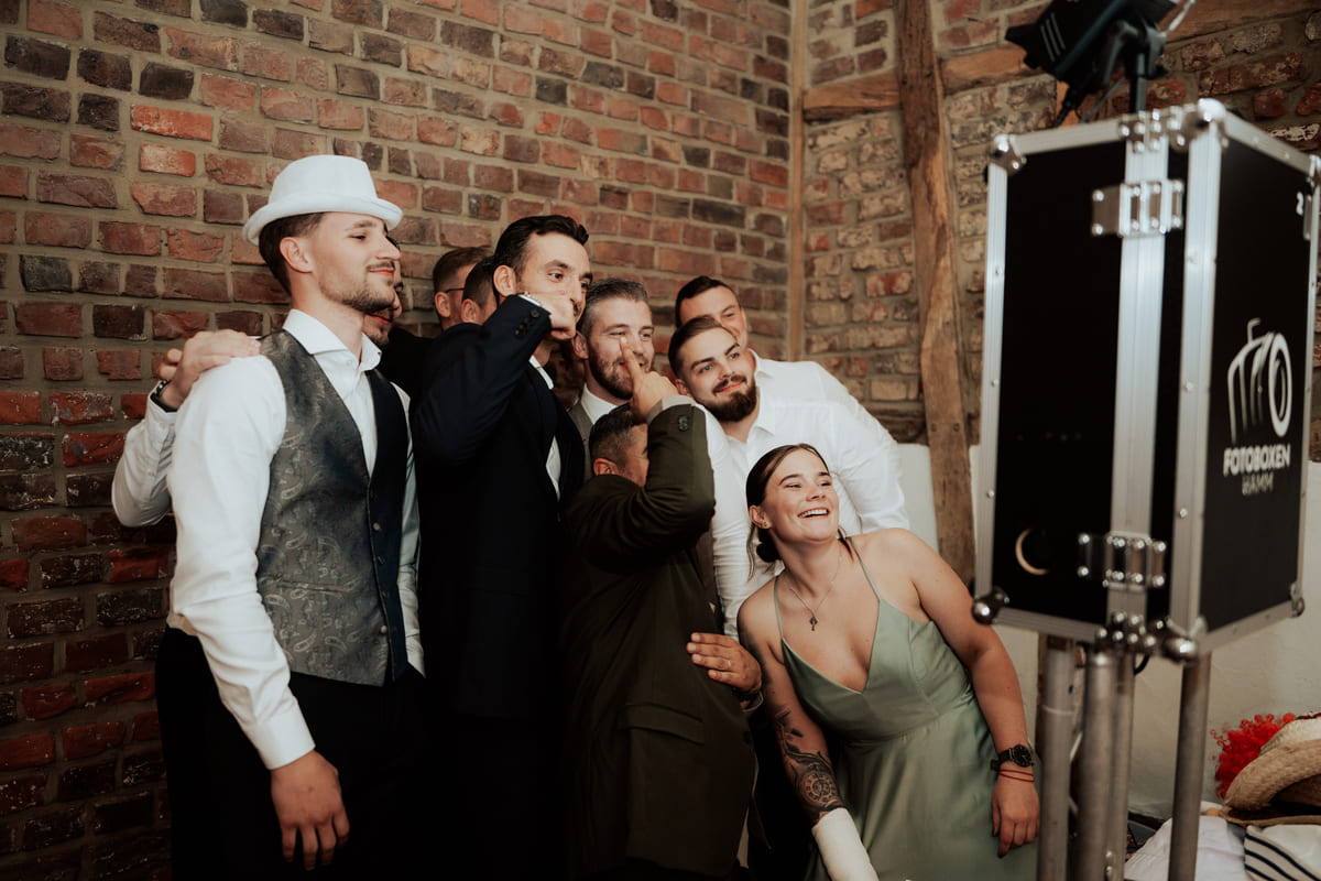 Lustiges Partyfoto auf einer Hochzeit in einer Fotobox
